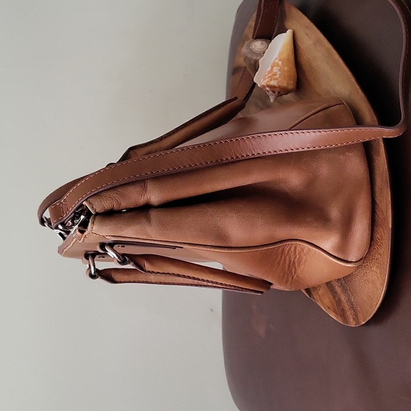 Danier Vintage Structured Leather Tote in Tan - Picture 4 of 16